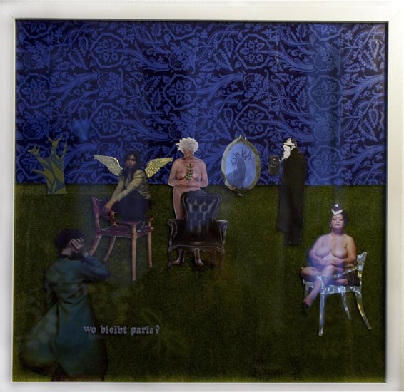 Frau im Stuhl, Spiegel mit Hirsch, alter Mann im Mantel, stehnde Frau, auf Stuhl hockende Frau mit Engelsflügeln, Rasenteppich, blaue Tapete